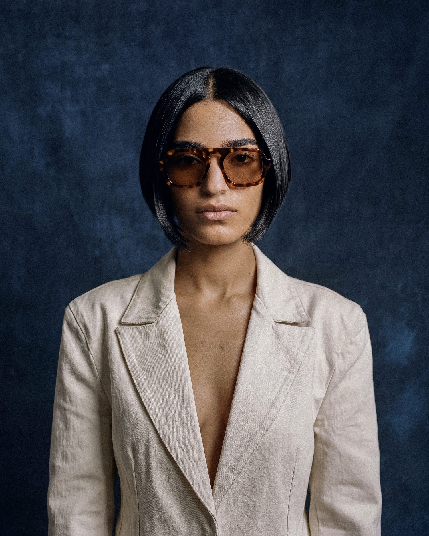 Portrait studio sur toile indigo, lunettes Lnko en écaille
